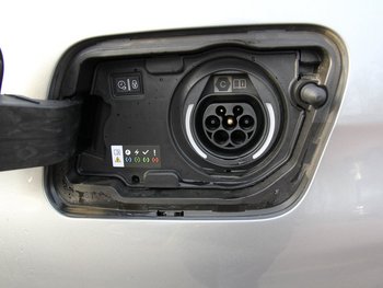 Peugeot 3008 HYBRID (PHEV) 181PS Allure LED NAVI Kamera Adaptiv Tempomat 18 ZOLL