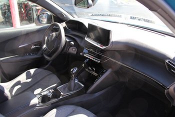 Peugeot 2008 1.2i Allure LED Wireless Sunset ALU 17 ZOLL