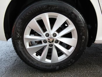 Skoda Kamiq TSI 110PS DSG Ambition Klimaautomatik LED ALU 16 ZOLL Sunset Smart Liink Virtual Cockpit Tempomat Kamera
