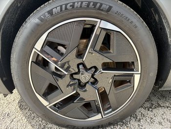 Peugeot 408 1.6e HYBRID LED Adaptiv Tempomat ALU 19 ZOLL CAM