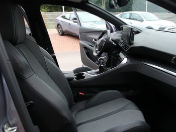Peugeot 3008 1.2i Allure Pack Adaptiv Tempomat Navigation LED 18 ZOLL Keyless Kamera