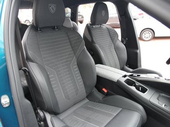 Peugeot 5008 1.2i 145PS GT FULL-LED 7 Sitze Sitzheizung 19ZOLL