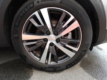 Peugeot 5008 1.2i Allure Pack 7 Sitze Navigation ALU 18 ZOLL