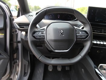 Peugeot 5008 1.2i Allure Pack 7 Sitze Navigation ALU 18 ZOLL