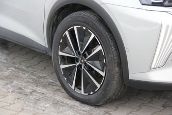 DS Automobiles DS7 Plug in Hybrid 299PS Allrad RIVOLI LED NAV 19Zoll