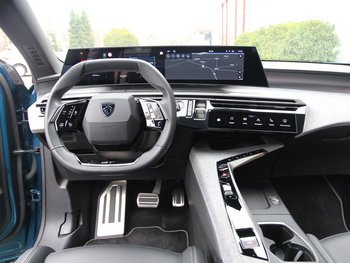 Peugeot 5008 1.2i 145PS GT FULL-LED 7 Sitze Sitzheizung 19ZOLL