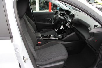 Peugeot 208 1.2i 100PS Business LED Klima Sunset PDC