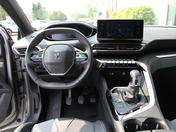 Peugeot 5008 1.2i Allure Pack 7 Sitze Navigation ALU 18 ZOLL