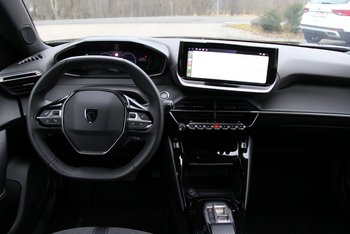 Peugeot e-2008 Elektro 136PS 50 KWH Allure LED SmartLink Tempomat 11KW