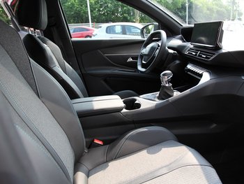 Peugeot 5008 1.2i Allure Pack 7 Sitze Navigation ALU 18 ZOLL