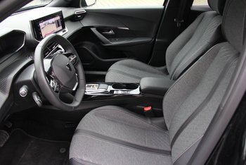 Peugeot e-2008 Elektro 136PS 50 KWH Allure LED SmartLink Tempomat 11KW